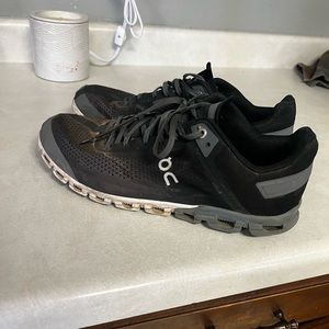 Men's On Cloud running shoes. Size 10. Good condition